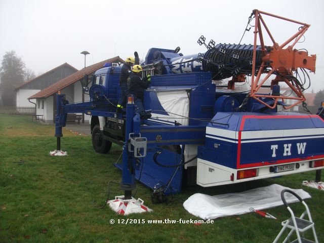 Mast wird in Transportstellung gebracht