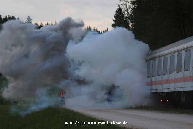 Lkw gegen Zug mit Brand