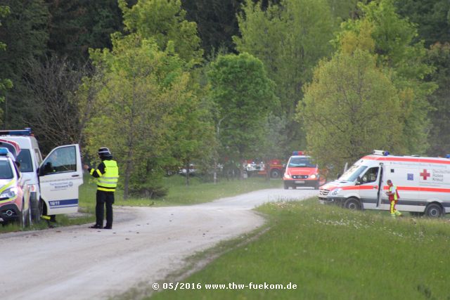 Einsatzleiter Feuerwehr spricht sich mit dem Fachberater THW ab