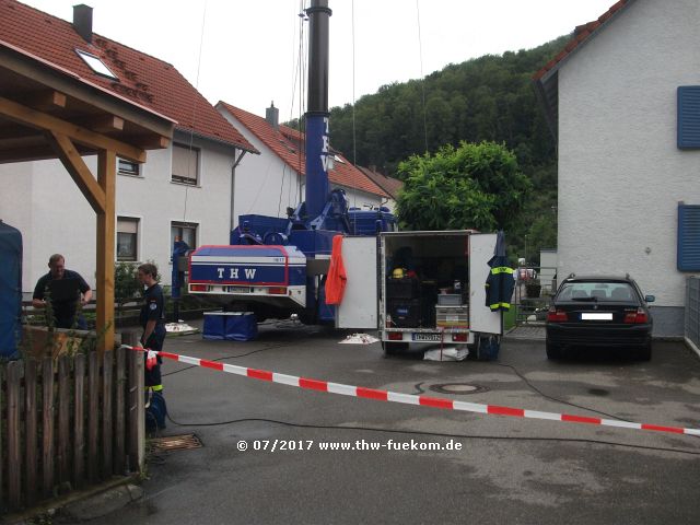 Nachdem zwei Antennenanlagen montiert waren konnte der Mast ausgefahren werden 