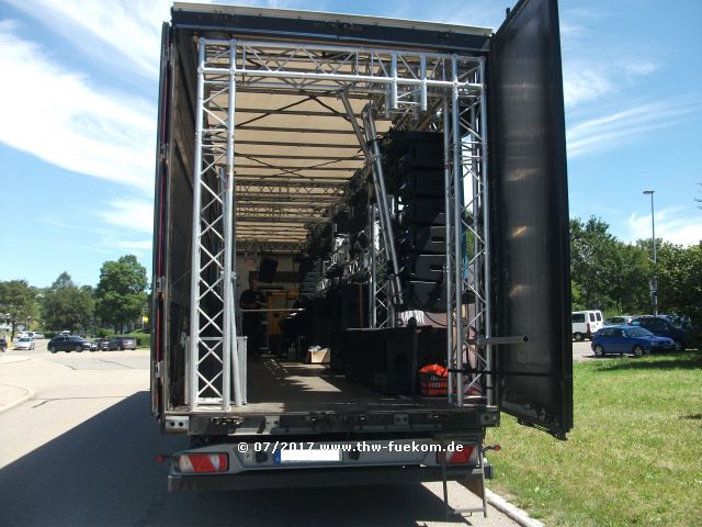 Blick auf die Ladefläche eines Musiktrucks 