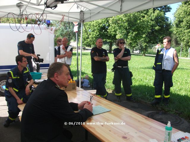 Einsatzbesprechung während der Übung