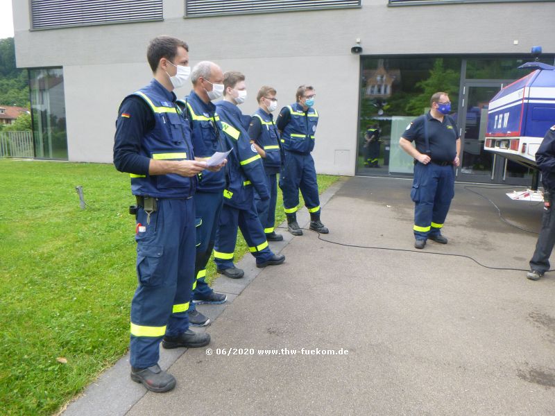 Einweisung der Einsatzkräfte, hier Helfer aus Münsingen