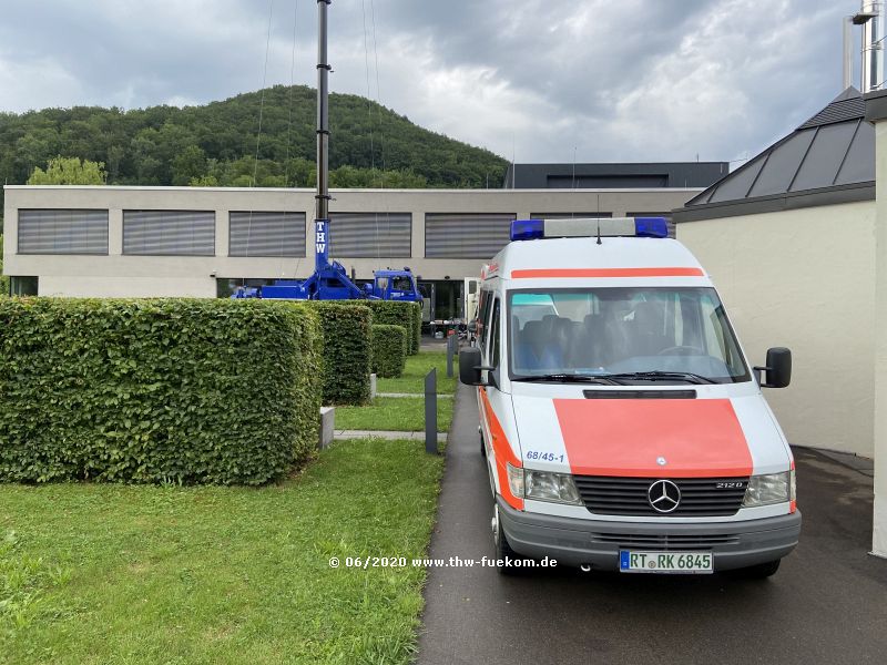 Einsatzkräfte des DRK und der Feuerwehr Bad Urach im Einsatz, Unterstützun durch den THW OV Münsingen