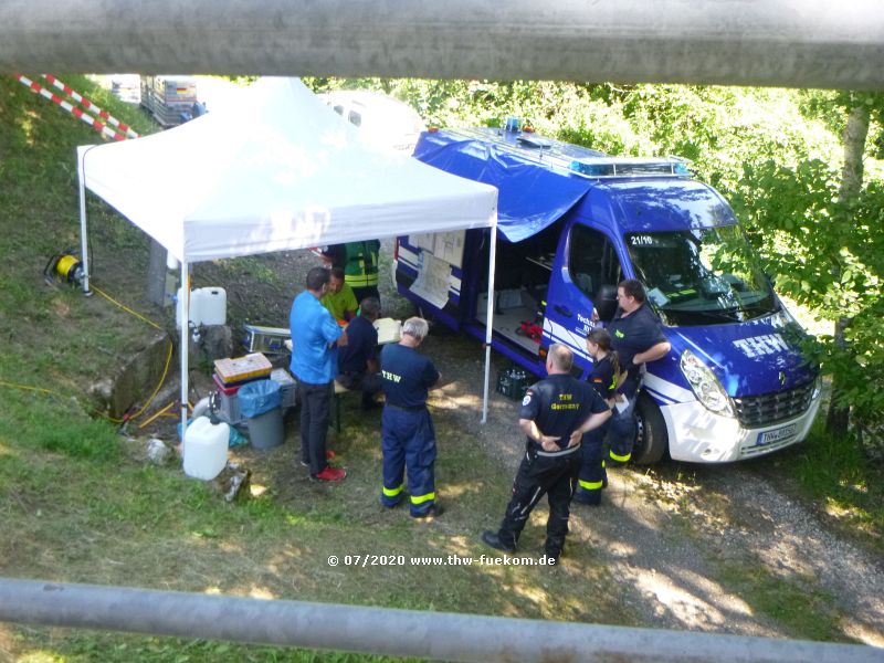 Einsatzbesprechung an der Zugbefehlsstelle im Einsatzgebiet