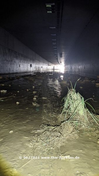 Beide Tunnelröhren liefen fast bis zur Deck voll