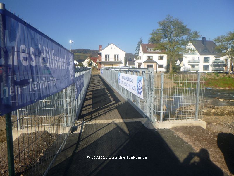 Brückeneinweihung der Bachemer Brücke in Ahrweiler. 36,6 m lang, 2,1m breit und 27 t schwer