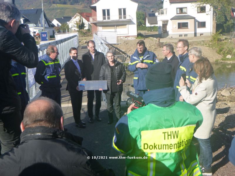 Brückeneinweihung der Bachemer Brücke in Ahrweiler. 36,6 m lang, 2,1m breit und 27 t schwer