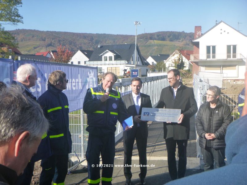 Brückeneinweihung der Bachemer Brücke in Ahrweiler. 36,6 m lang, 2,1m breit und 27 t schwer