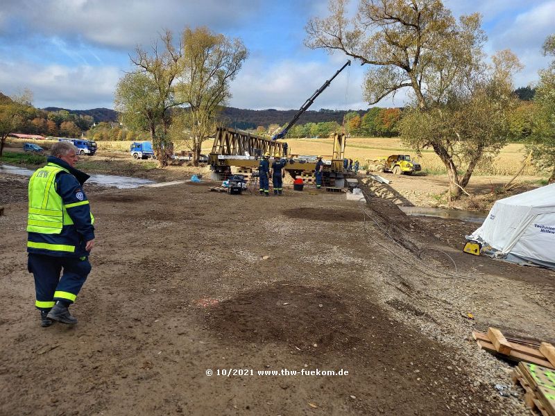 Besprechung an der Brückenbaustelle in Richtung Schuld