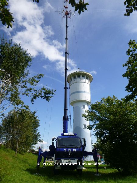 aufgebauter MastKW vor dem Wasserturm auf dem Sulgen