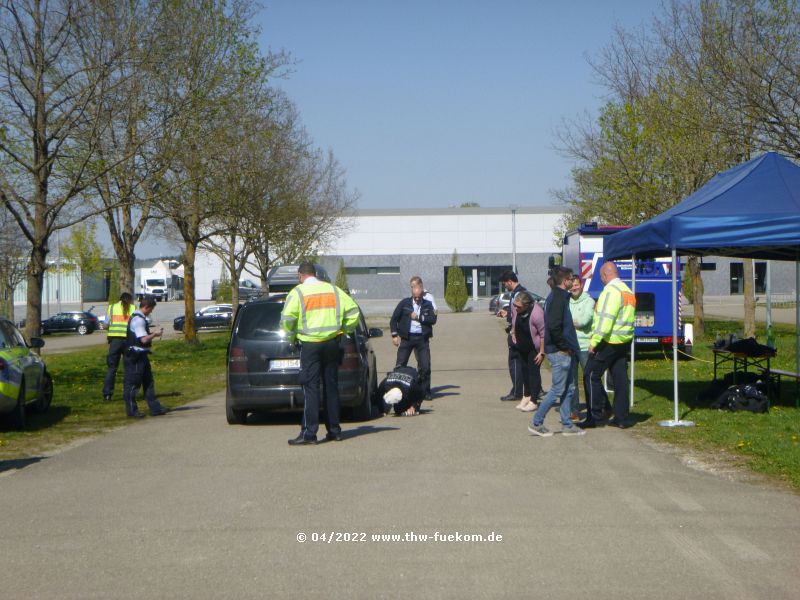 Polizeikräfte bei der Tuning Kontrolle