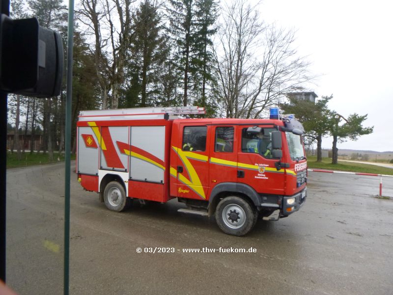 Feuerwehreinsatzfahrzeug auf dem Weg zur nächsten Station