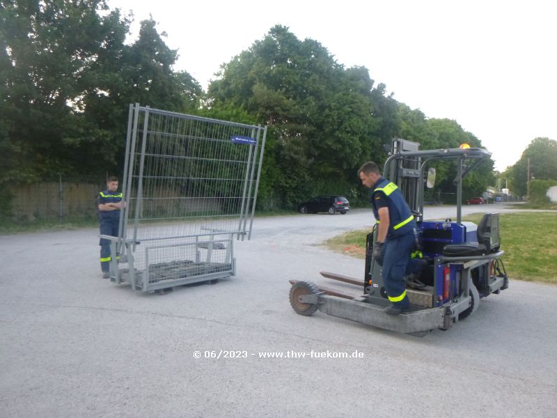 Aufbau des Bauzaun rund um das Gelände des Bereitstellungsraum