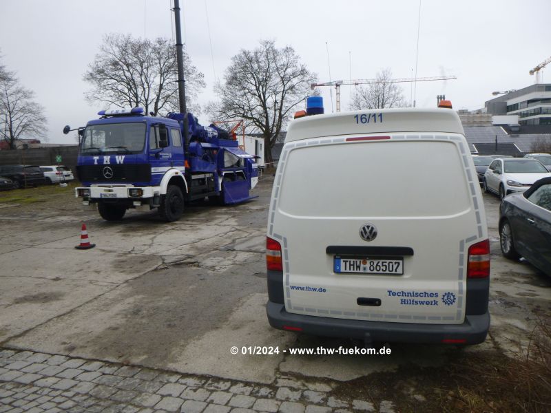Zwei Mastanlagen auf einem MastKW