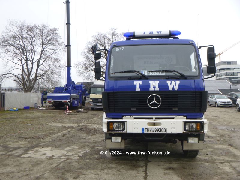 MastKW Potsdam (links) einsatzbereit, MastKW Ofterdingen (rechts) abfahrbereit