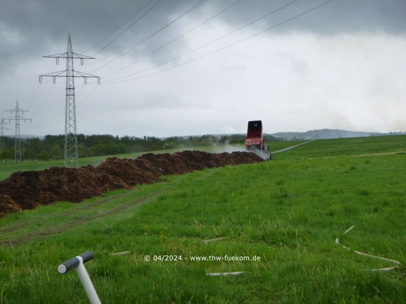 Abladen des Brandgut auf einem nahe gelegenen Feld