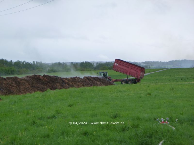 Abladen des Brandgut auf einem nahe gelegenen Feld