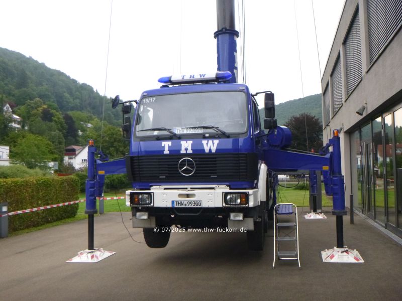 Mastkraftwagen einsatzbereit und mit Antennen und DomeCam best&uuml;ckt