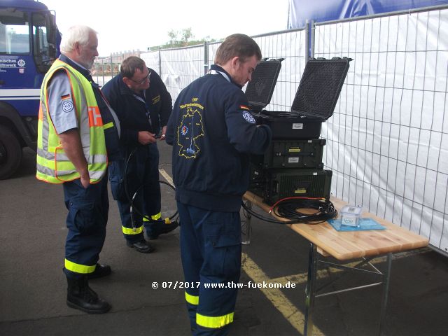 Aufbau und Test der Richtfunkgeräte für den Einsatz 