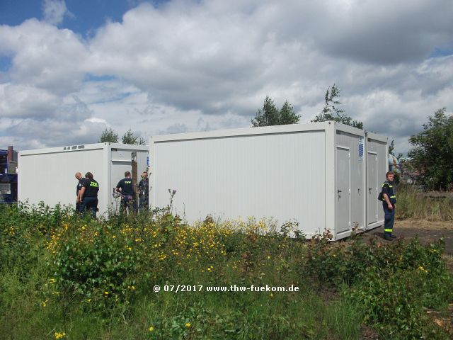 Aufbau von Container für die Einsatzkräfte 