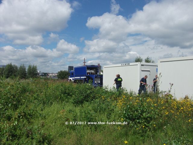 Aufbau von Container für die Einsatzkräfte 