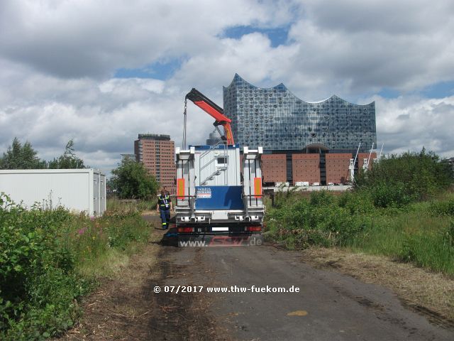 Aufbau von Container für die Einsatzkräfte 