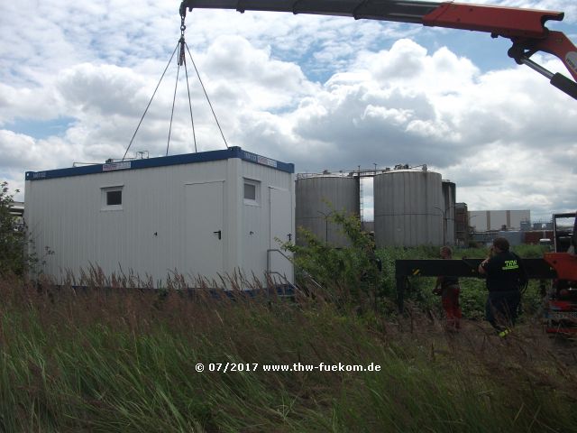 Aufbau von Container für die Einsatzkräfte / Toilettencontainer 