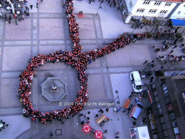 Vollendet, ca. 700 Personen bilden die Aids-Schleife in Balingen