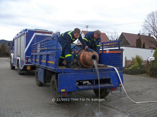 Ausgiessen des Kontrollwassers