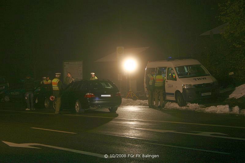 Polizeibeamte bei der Kontrolle