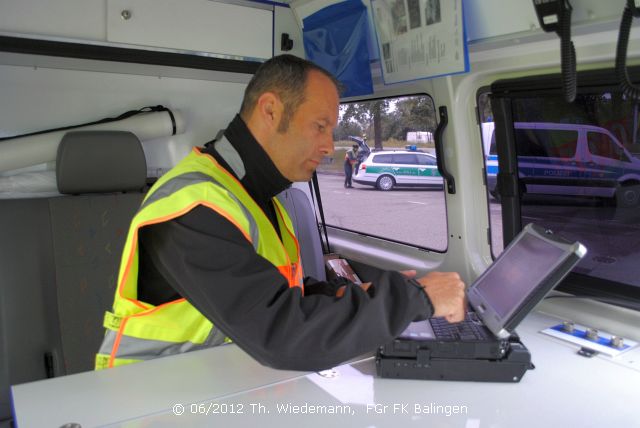 Polizeibeamter bei der Abfrage aus dem F&uuml;KW