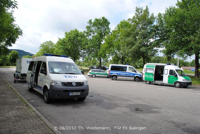 Einsatzfahrzeuge von THW, Zoll und Polizei