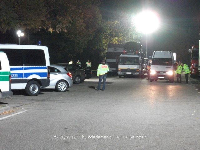 volle Kontrollstelle, alle Polizeikräfte am kontrollieren