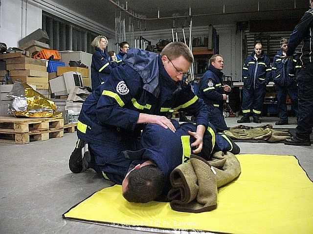 korrektes Unterlegen einer Decke unter einen Patienten