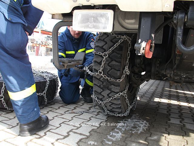 Auflegen von Gleitschutzketten auf der Vorderachse (Allradfahrzeug)