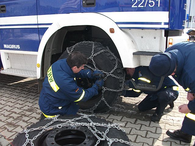 Auflegen von Gleitschutzketten auf der Vorderachse (Allradfahrzeug)