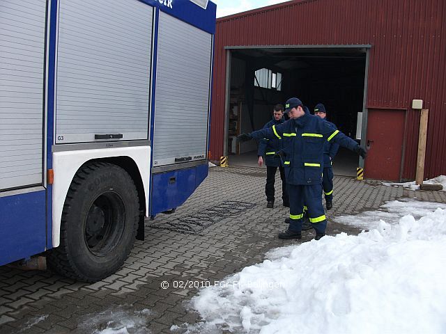 Einweisen des Kraftfahrers zum sicheren Auffahren auf die ausgelegte Gleitschutzkette