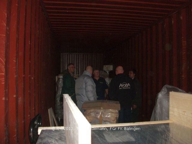 Die ersten Hilfsgüter sind im Container