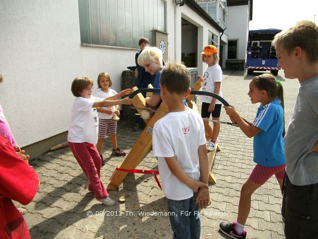 auch beim Sägen hatten die Jungs und Madels viel Spaß