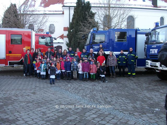 Gruppenbild vor den Einsatzfahrzeugen