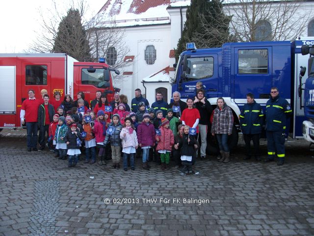 Gruppenbild vor den Einsatzfahrzeugen