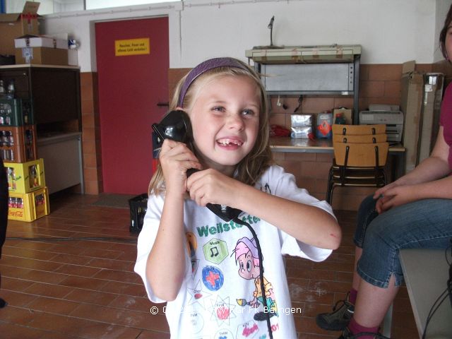 Telefonieren mit dem Feldtelefon macht doch Spaß