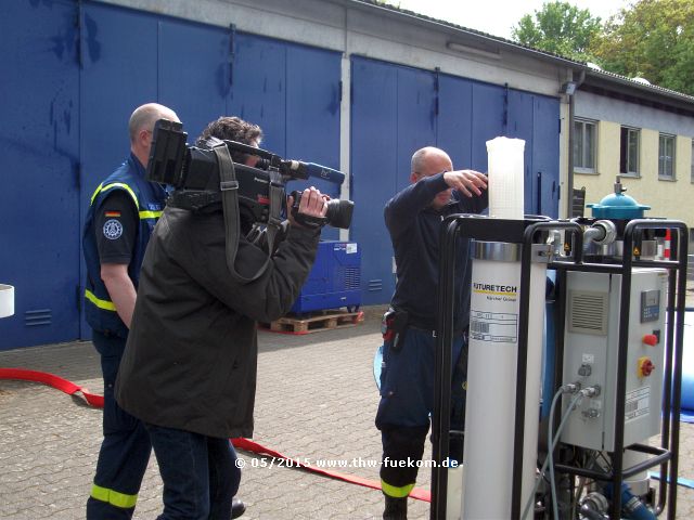 Stefan Herrlinger bei der Montage des Vorfilters