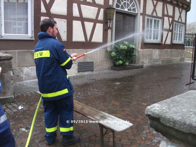 Auch THW Helfer können ein Feuerwehr Strahlrohr bedienen