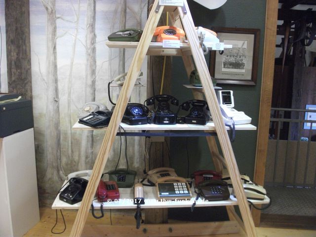 Ausstellung, verschiedene Telefonapparate 