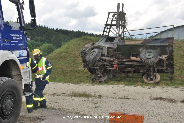 Aufstellen eines umgestürzten Lastkraftwagen mittels Greifzug 