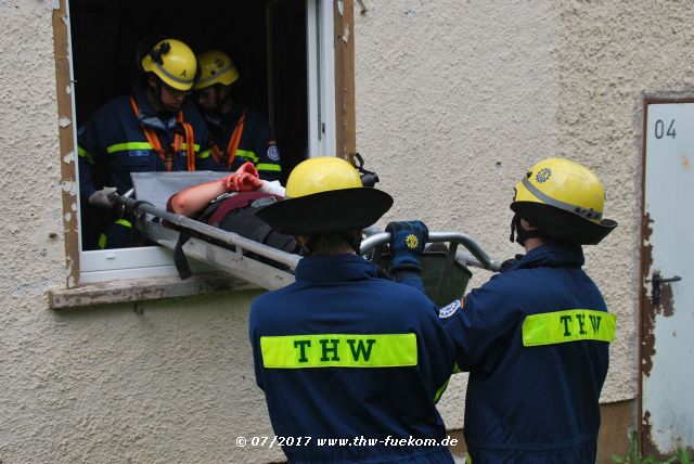 Retten einer schwer verletzten Person aus einem Gebäude 