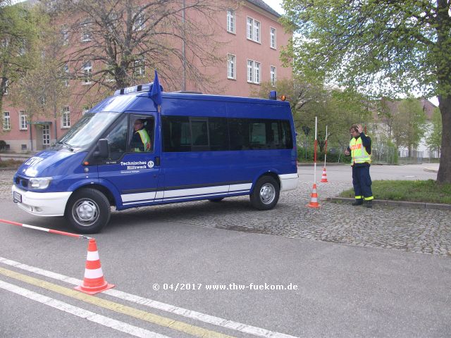 Rückwärts in Lücke einparken mit Sicherungsposten 