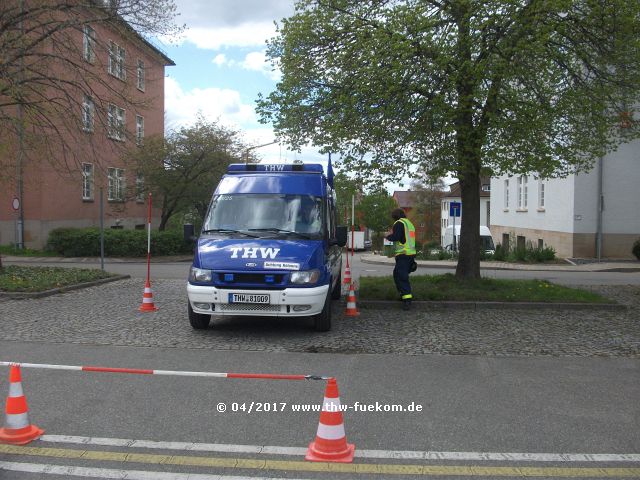 Rückwärts in Lücke einparken mit Sicherungsposten 